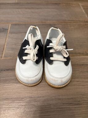 Classic LeatherTwo-Tone Shoes - White and Black, size 6 toddlers